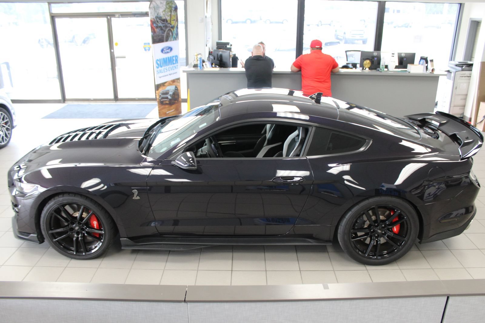 Used 2022 Ford Mustang Shelby GT500 w/ Technology Package RWD image 2