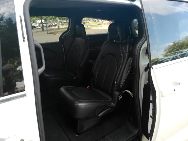 Used 2025 Chrysler Pacifica Select FWD image 19