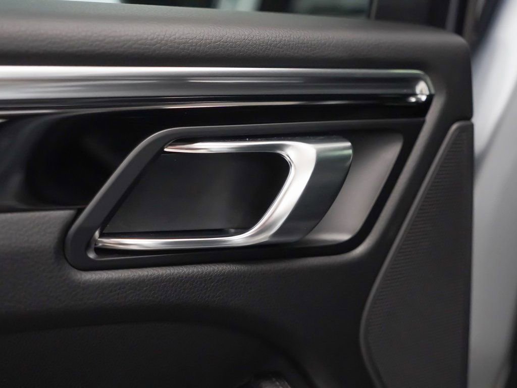 Certified 2025 Porsche Macan image 15