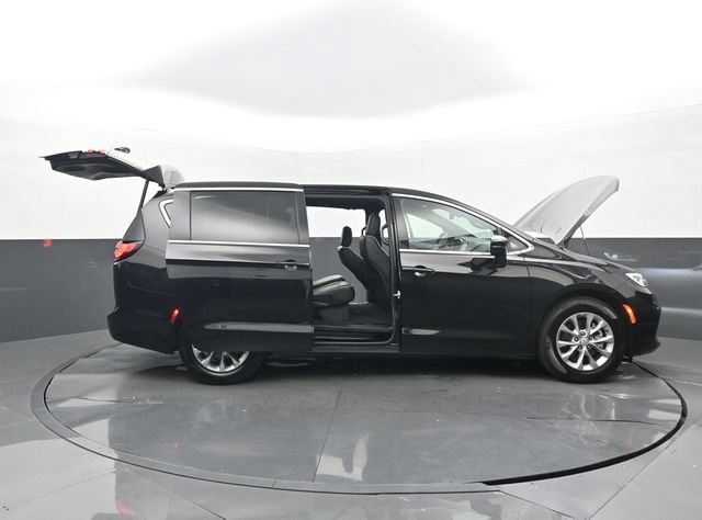 Used 2026 Chrysler Pacifica Limited FWD image 34