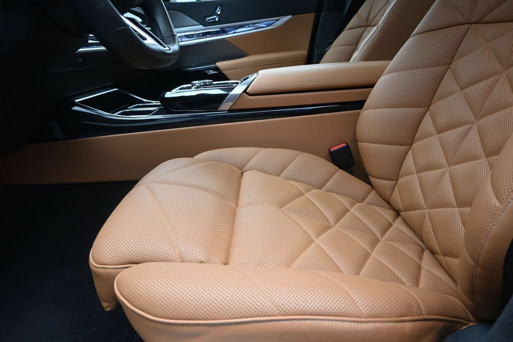 Used 2026 BMW 740i RWD image 13
