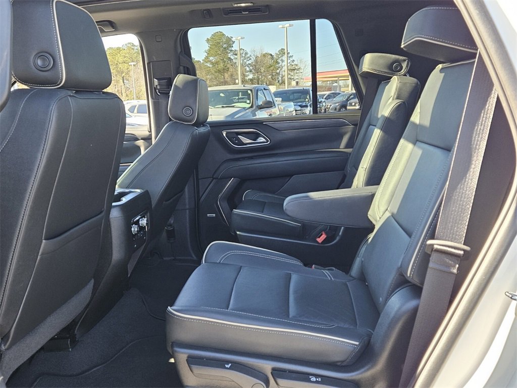 Used 2022 GMC Yukon SLT w/ SLT Premium Package image 4