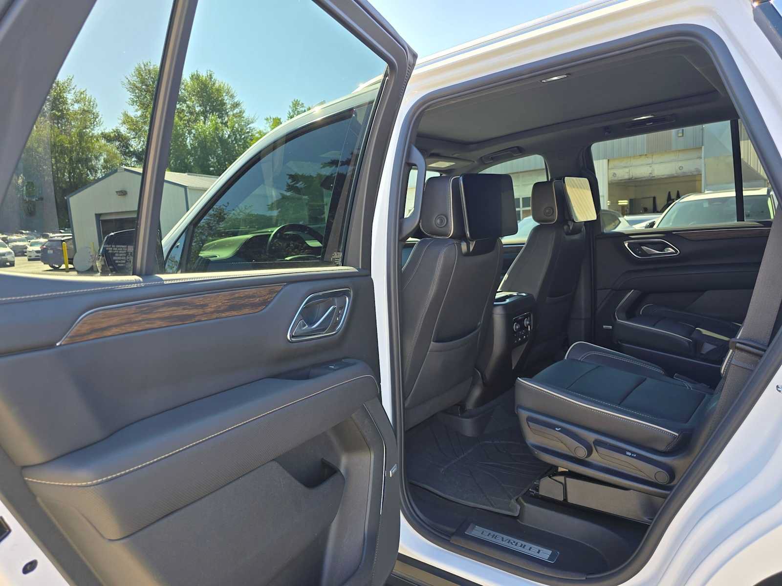 Used 2023 Chevrolet Tahoe Premier w/ Advanced Technology Package AWD/4WD image 16