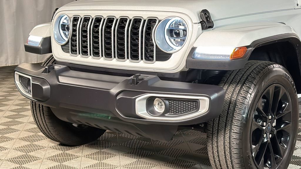 Used 2025 Jeep Wrangler Unlimited Sahara w/ Safety Group AWD/4WD image 3