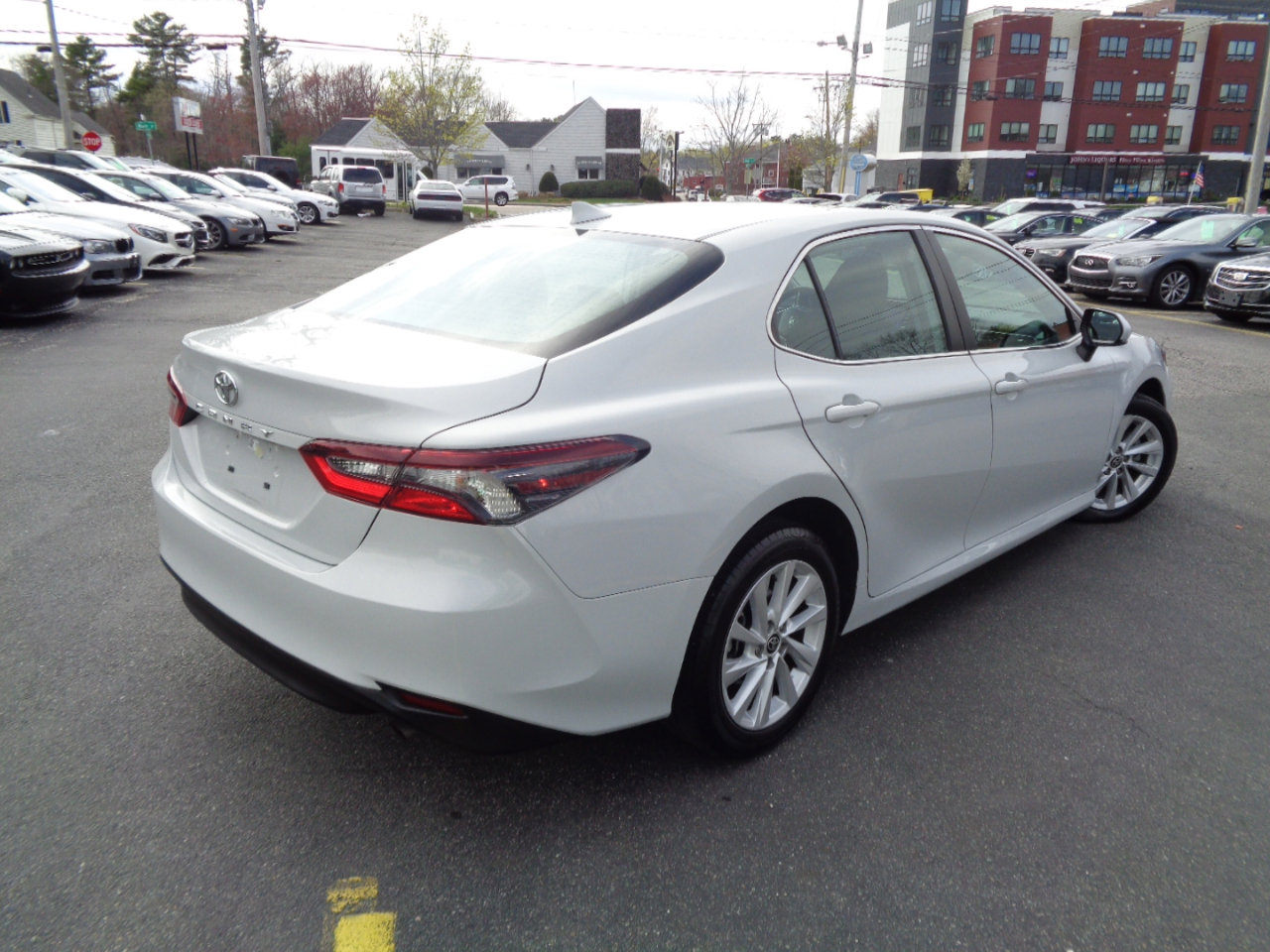 Used 2022 Toyota Camry LE image 4