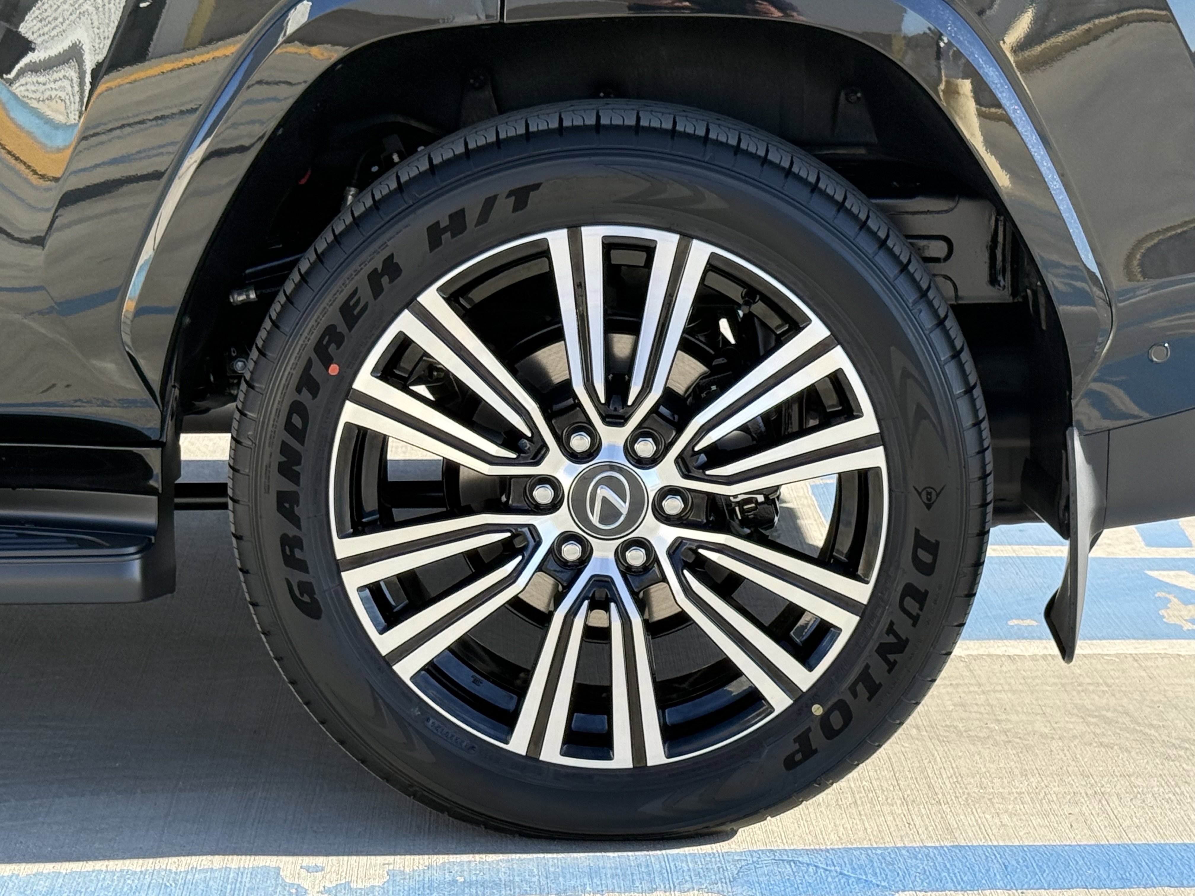 New 2026 Lexus LX 700h Luxury image 15