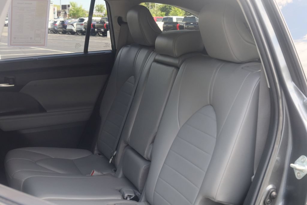 Used 2023 Toyota Highlander XLE AWD/4WD image 33