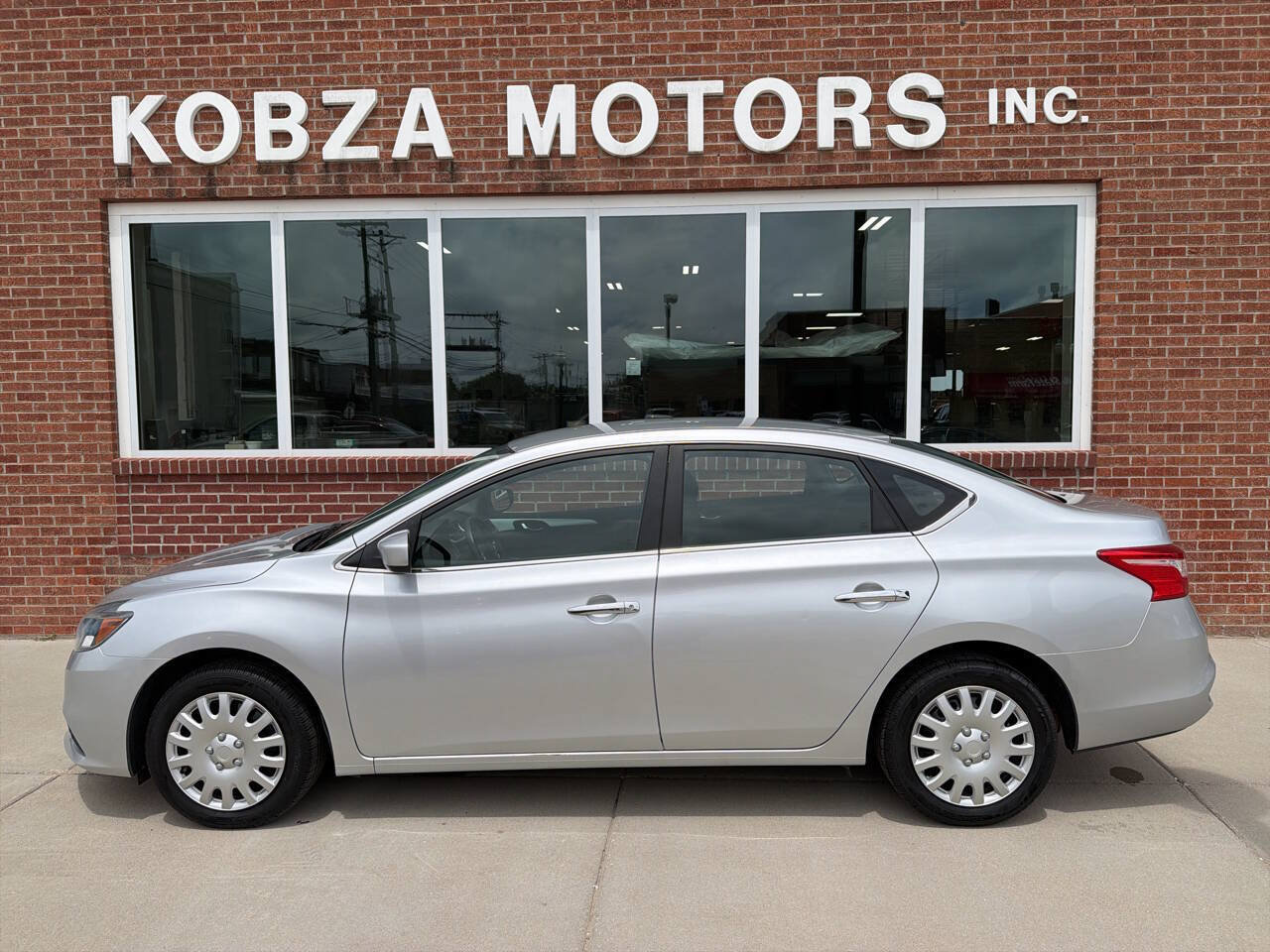Used 2016 Nissan Sentra S FWD image 4