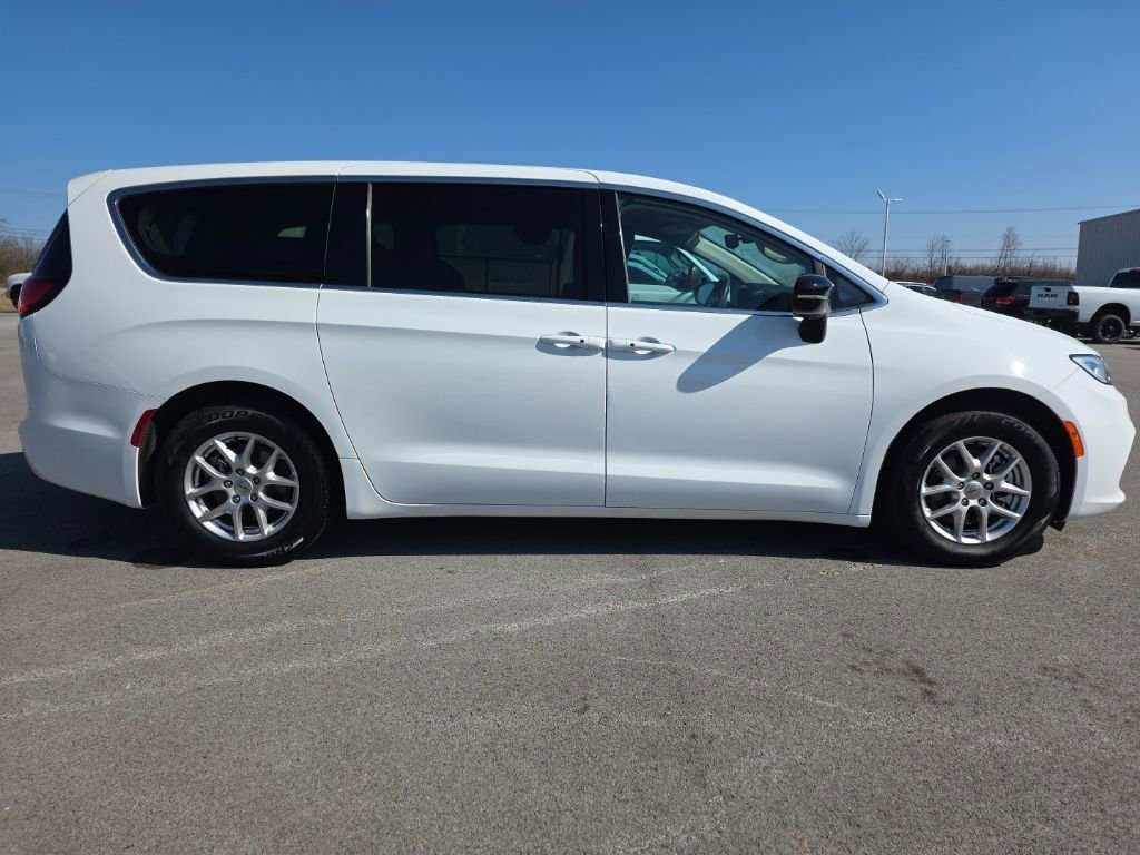 Used 2024 Chrysler Pacifica Touring-L FWD image 4