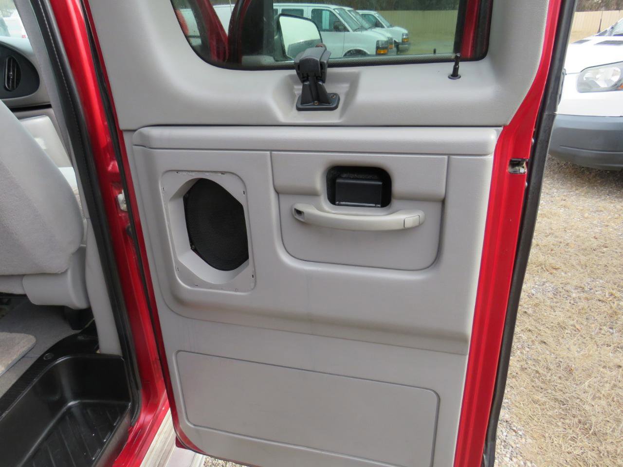 Used 1999 Ford E-150 and Econoline 150 Wagon RWD image 19