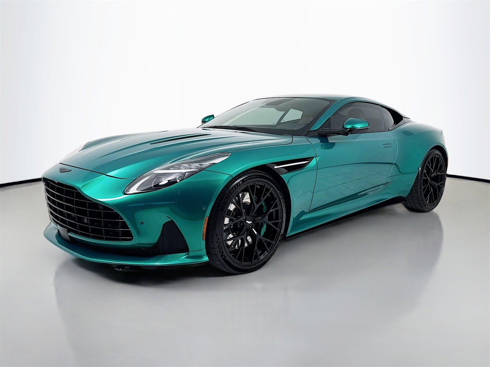 Used 2025 Aston Martin DB12 Coupe image 3