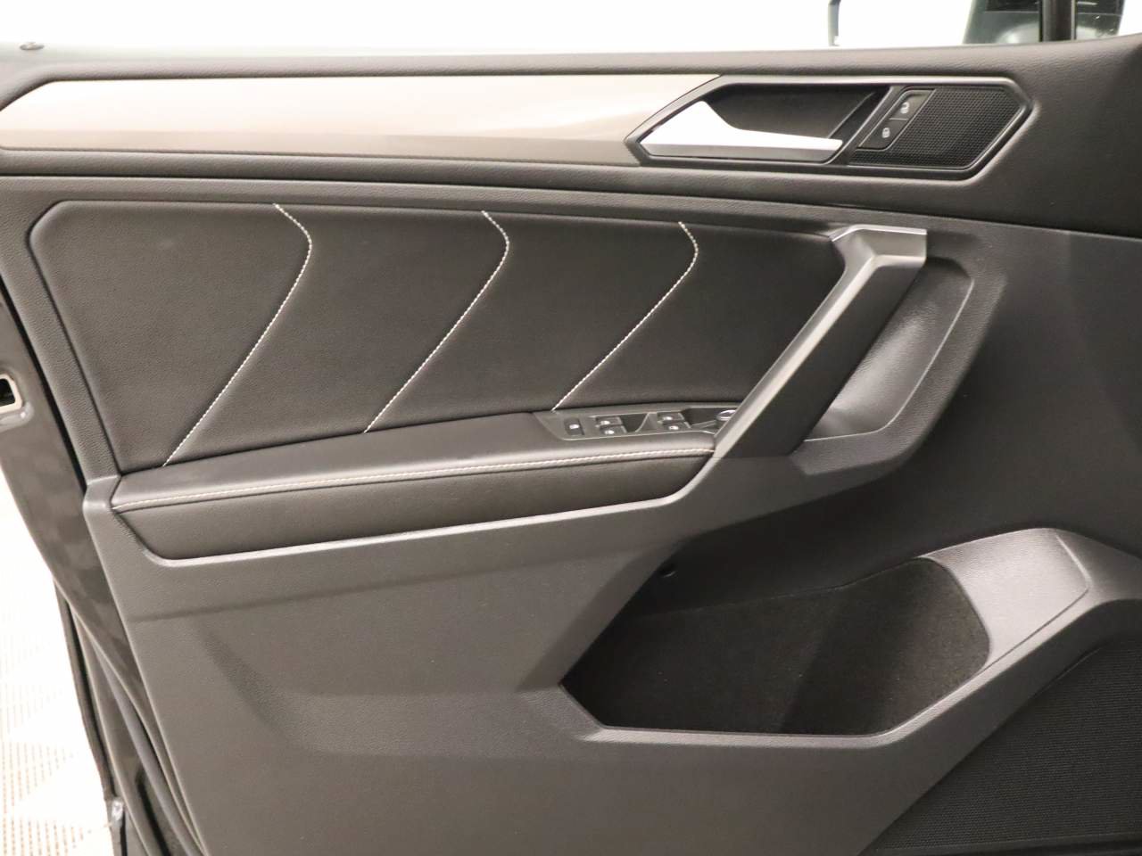 Certified 2023 Volkswagen Tiguan SE w/ Panoramic Sunroof Package FWD image 18