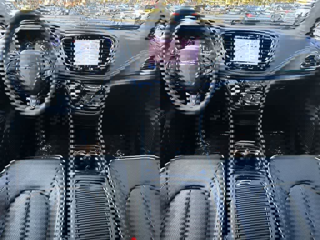 Used 2024 Chrysler Pacifica Premium image 24