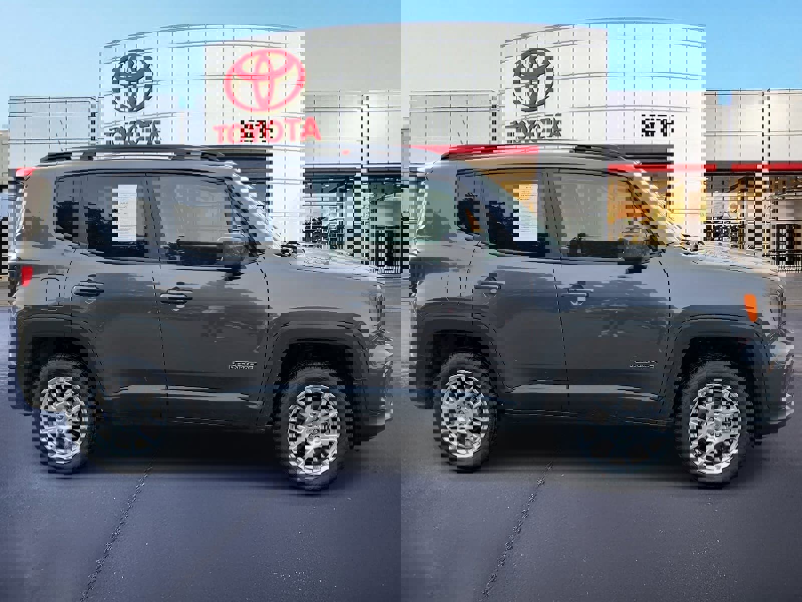 Used 2020 Jeep Renegade Latitude w/ Popular Equipment Group image 4