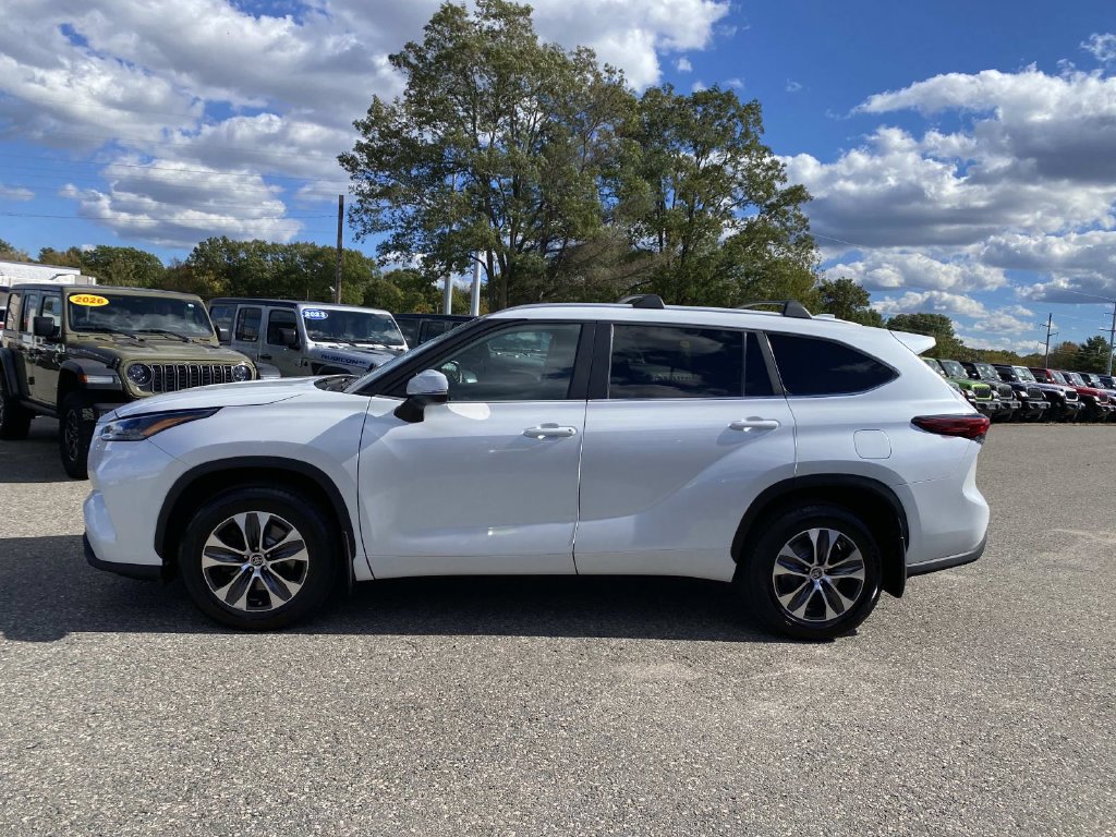 Used 2023 Toyota Highlander XLE AWD/4WD image 8