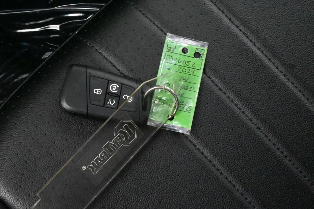 Used 2024 Volkswagen Tiguan SE FWD image 20