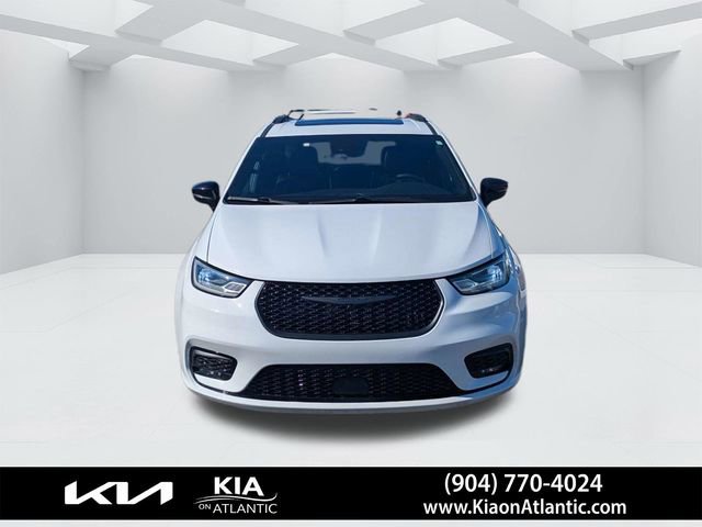 Used 2025 Chrysler Pacifica Limited image 8