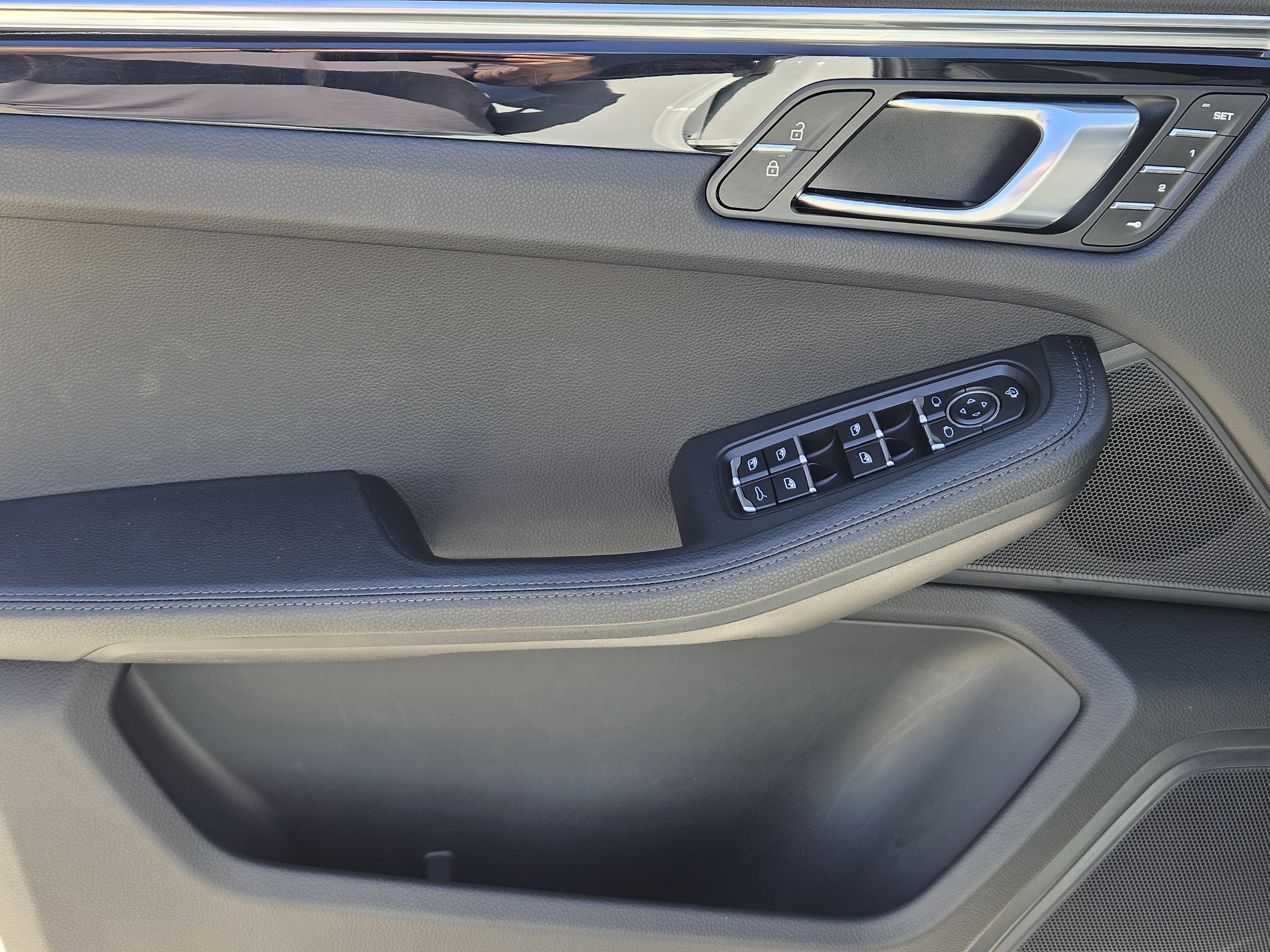 Certified 2025 Porsche Macan image 22