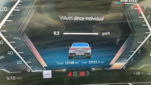 Used 2025 BMW 740i xDrive w/ Premium Package image 39