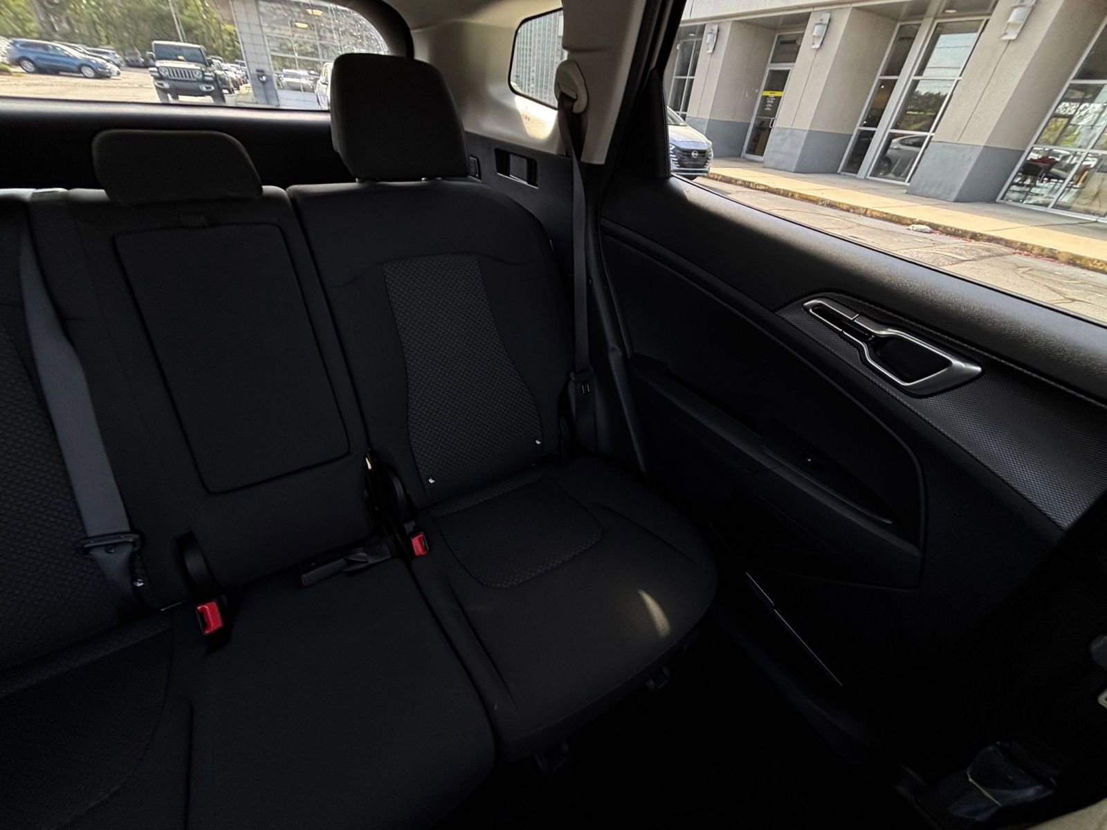 Used 2025 Kia Sportage LX image 40