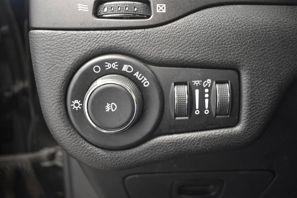 Used 2019 Jeep Cherokee Trailhawk w/ Cold Weather Group image 33