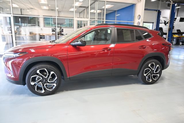 Used 2025 Chevrolet Trax RS w/ Sunroof Package FWD image 7