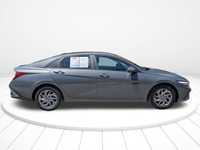 Used 2024 Hyundai Elantra SEL FWD image 3