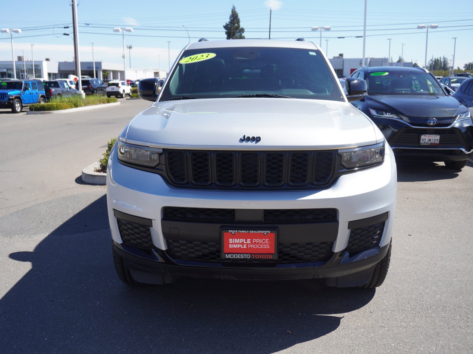 Used 2023 Jeep Grand Cherokee L Laredo AWD/4WD image 4
