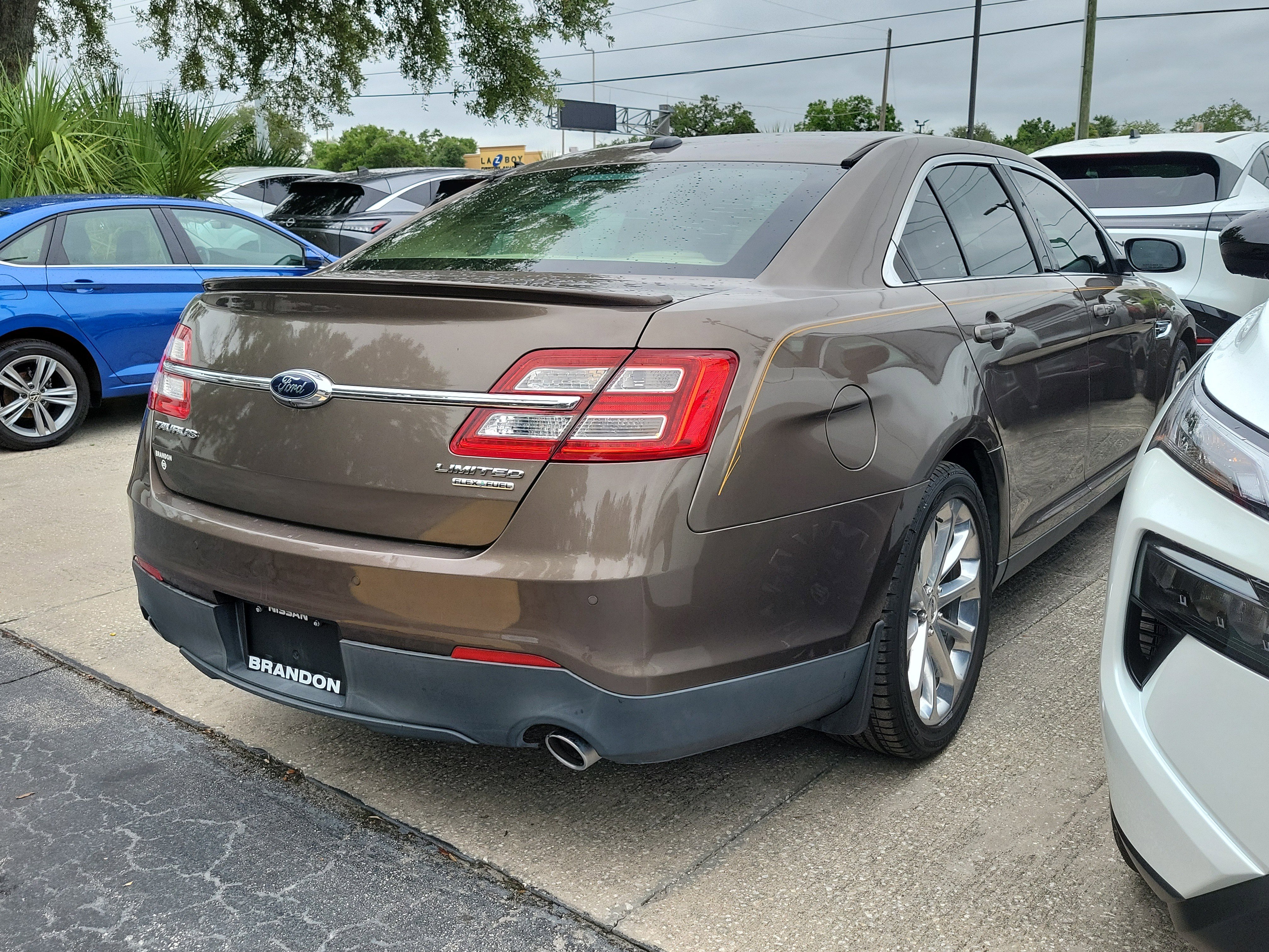Used 2015 Ford Taurus Limited w/ Equipment Group 301A FWD image 8