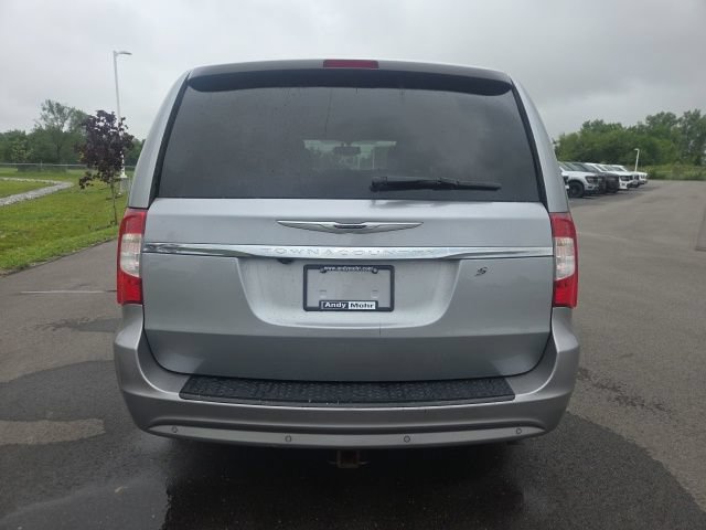 Used 2015 Chrysler Town & Country S FWD image 9