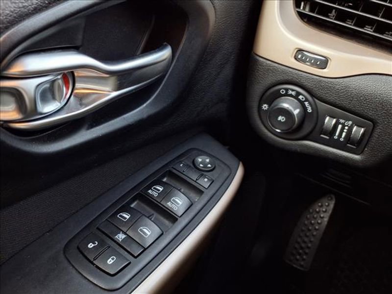 Used 2017 Jeep Cherokee Latitude w/ Safety/Convenience Group image 22