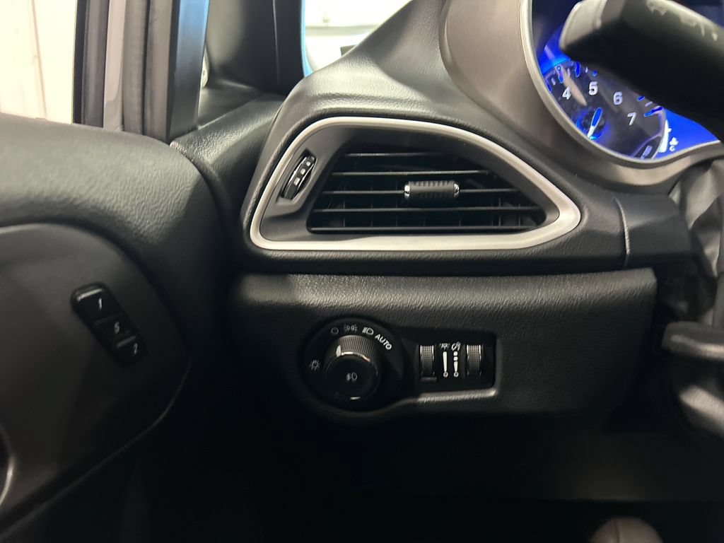 Used 2025 Chrysler Pacifica Select FWD image 19