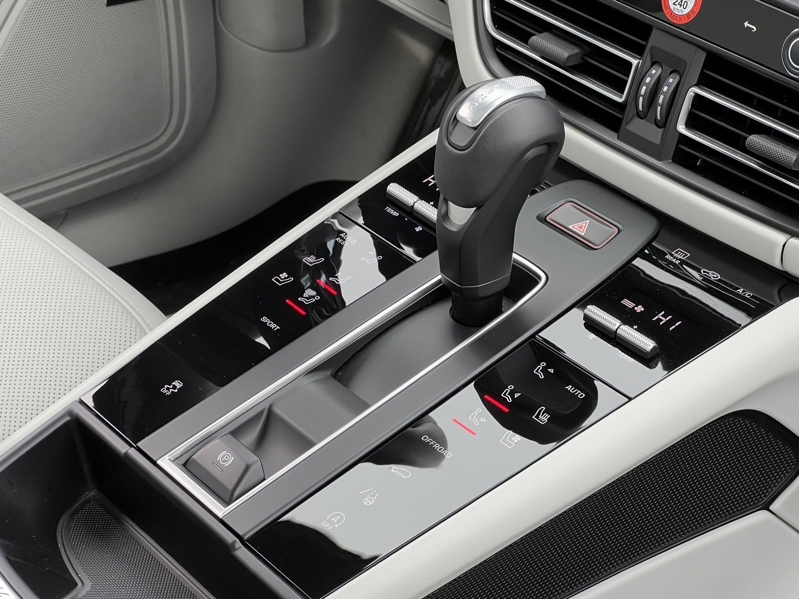 Certified 2025 Porsche Macan image 34