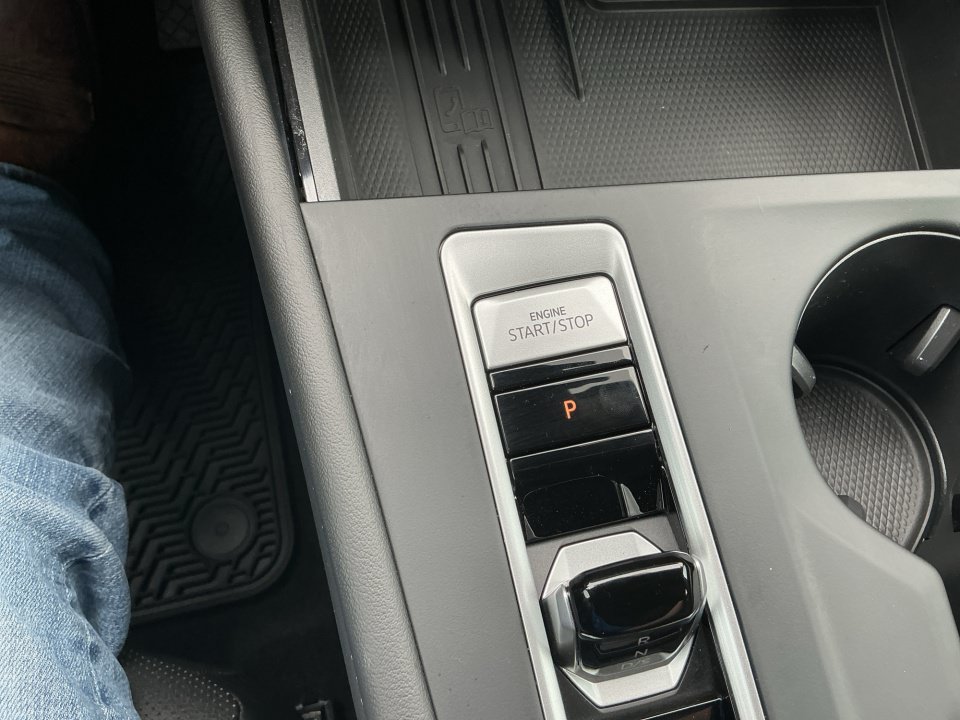 Certified 2025 Volkswagen Atlas SE FWD image 24