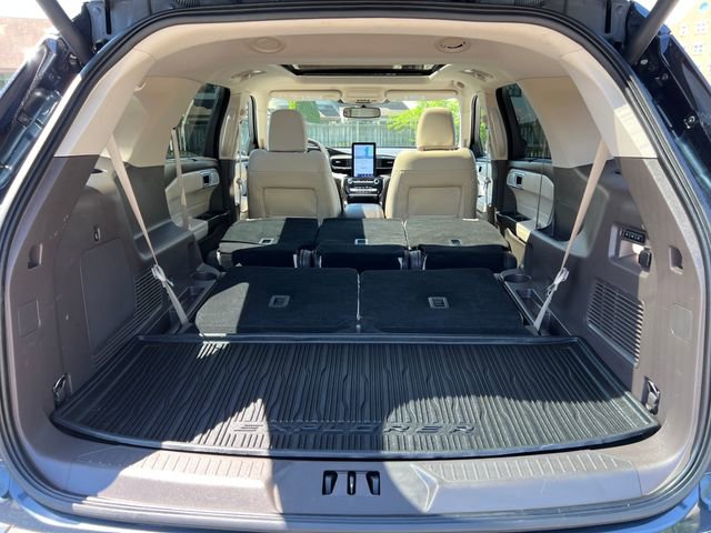 Used 2023 Ford Explorer Platinum w/ Technology Package AWD/4WD image 32