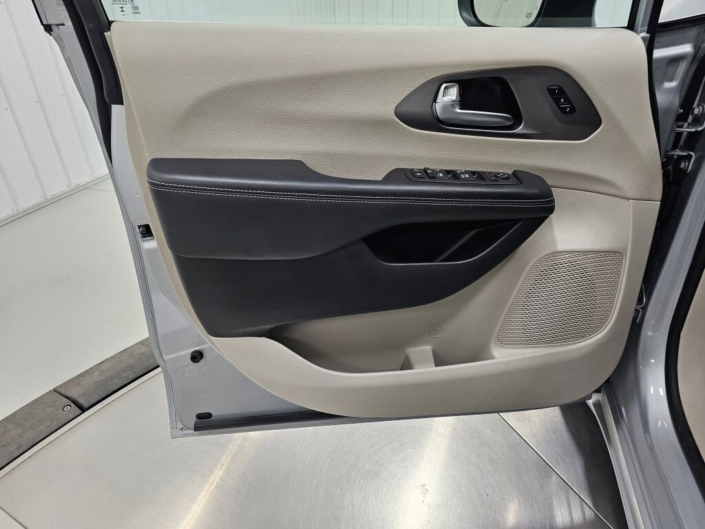 Used 2023 Chrysler Pacifica Touring-L image 35