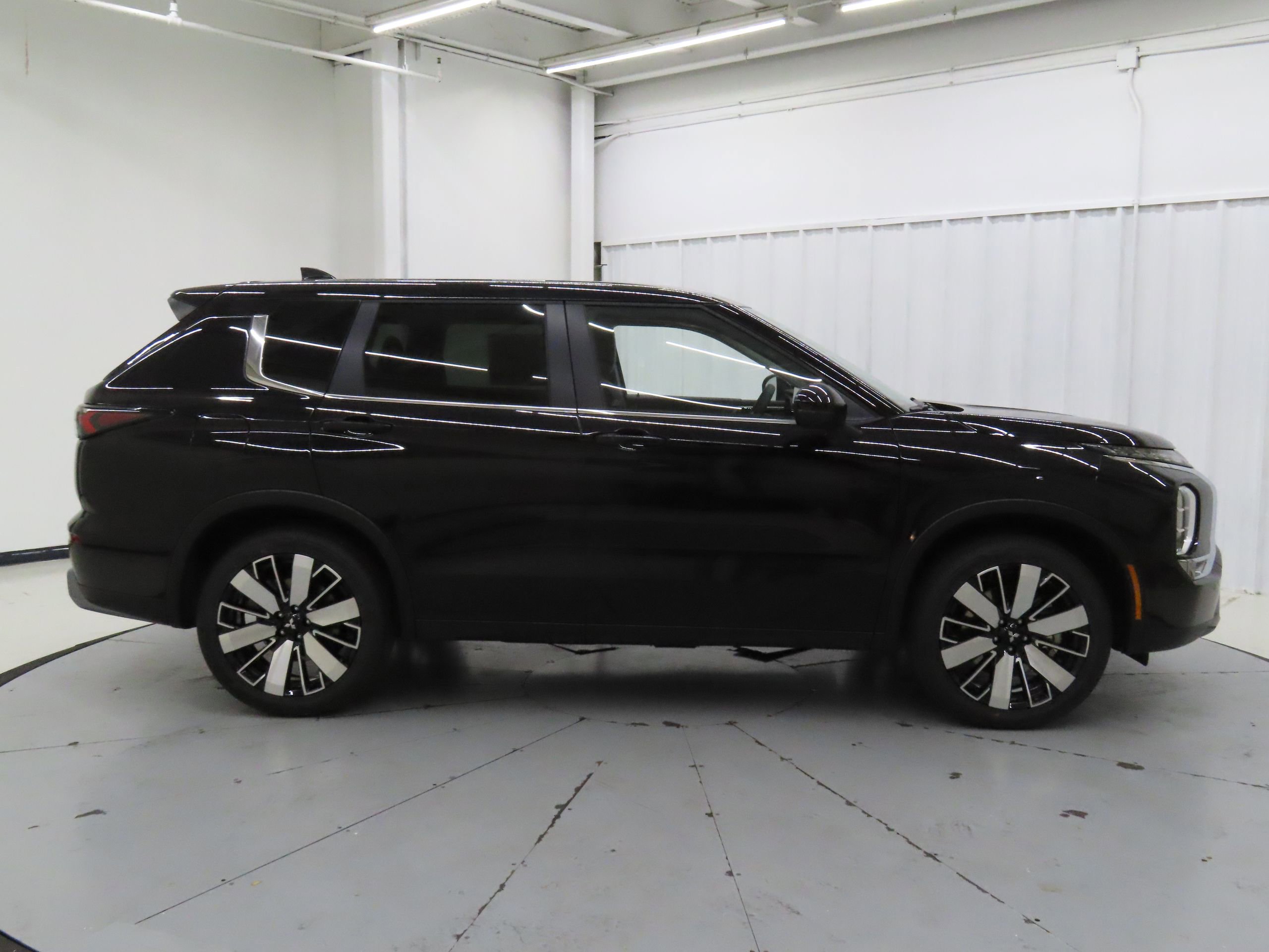 New 2025 Mitsubishi Outlander SE video 2