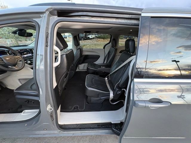 Used 2023 Chrysler Pacifica Limited image 26