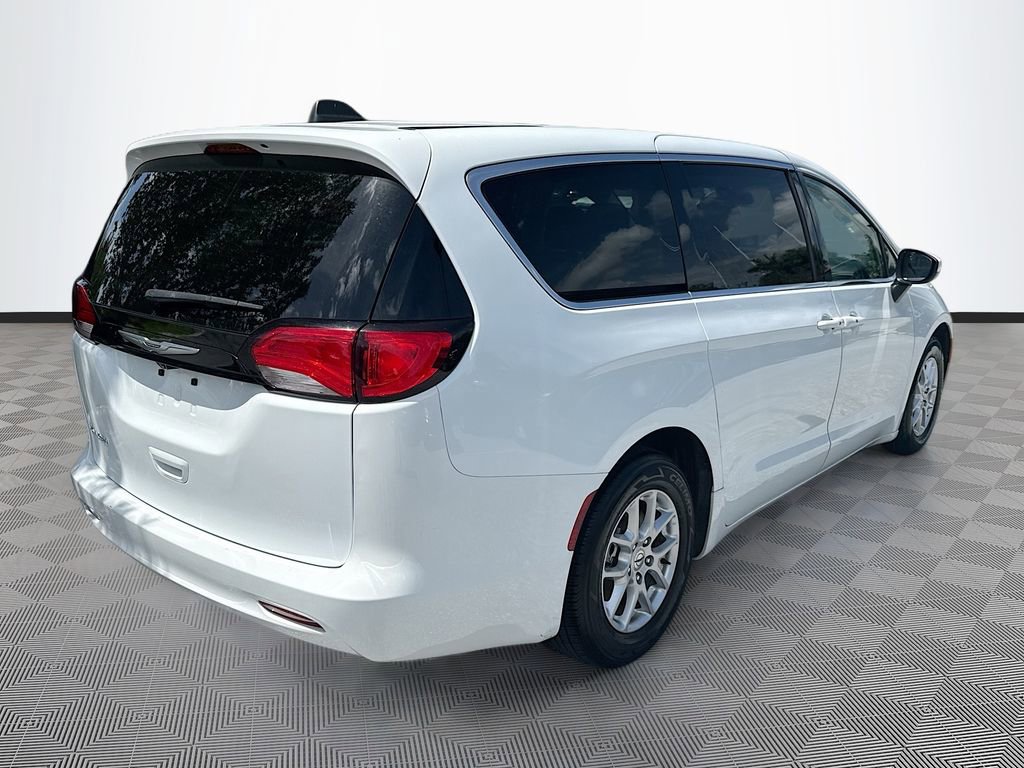Used 2023 Chrysler Voyager LX FWD image 8