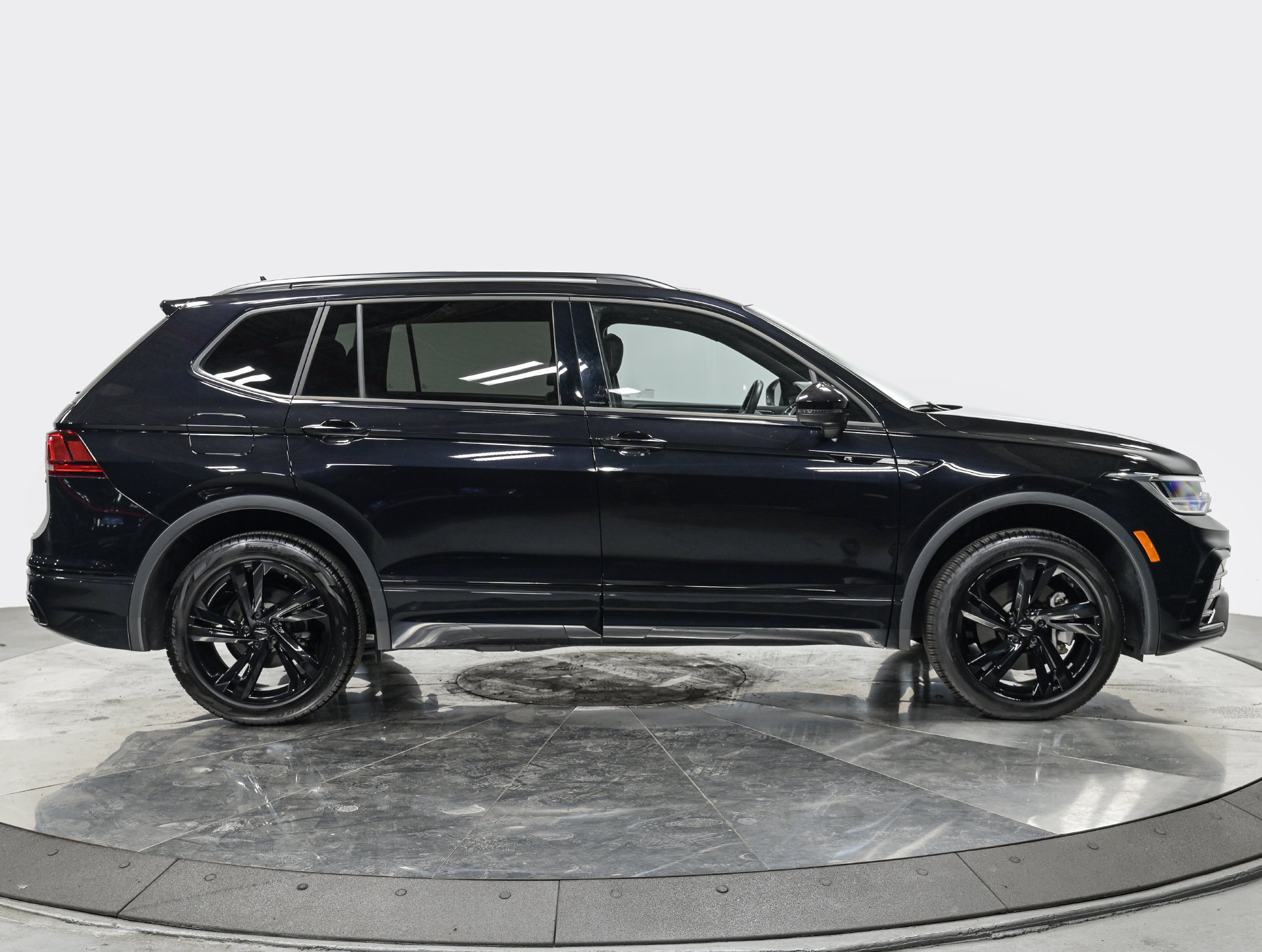 Used 2024 Volkswagen Tiguan SE R-Line AWD/4WD image 8