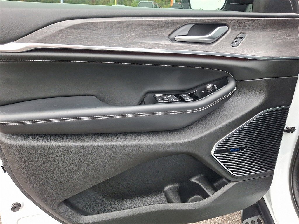 Used 2022 Jeep Grand Cherokee Overland image 12