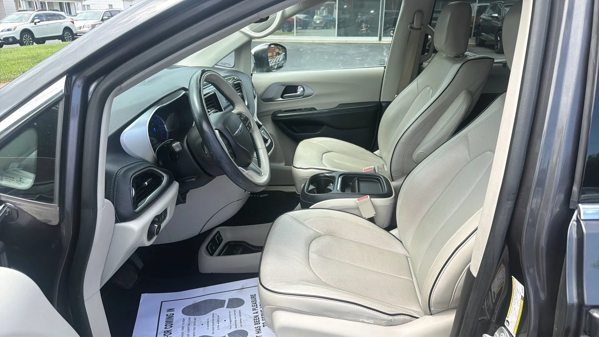 Used 2017 Chrysler Pacifica Platinum FWD image 9