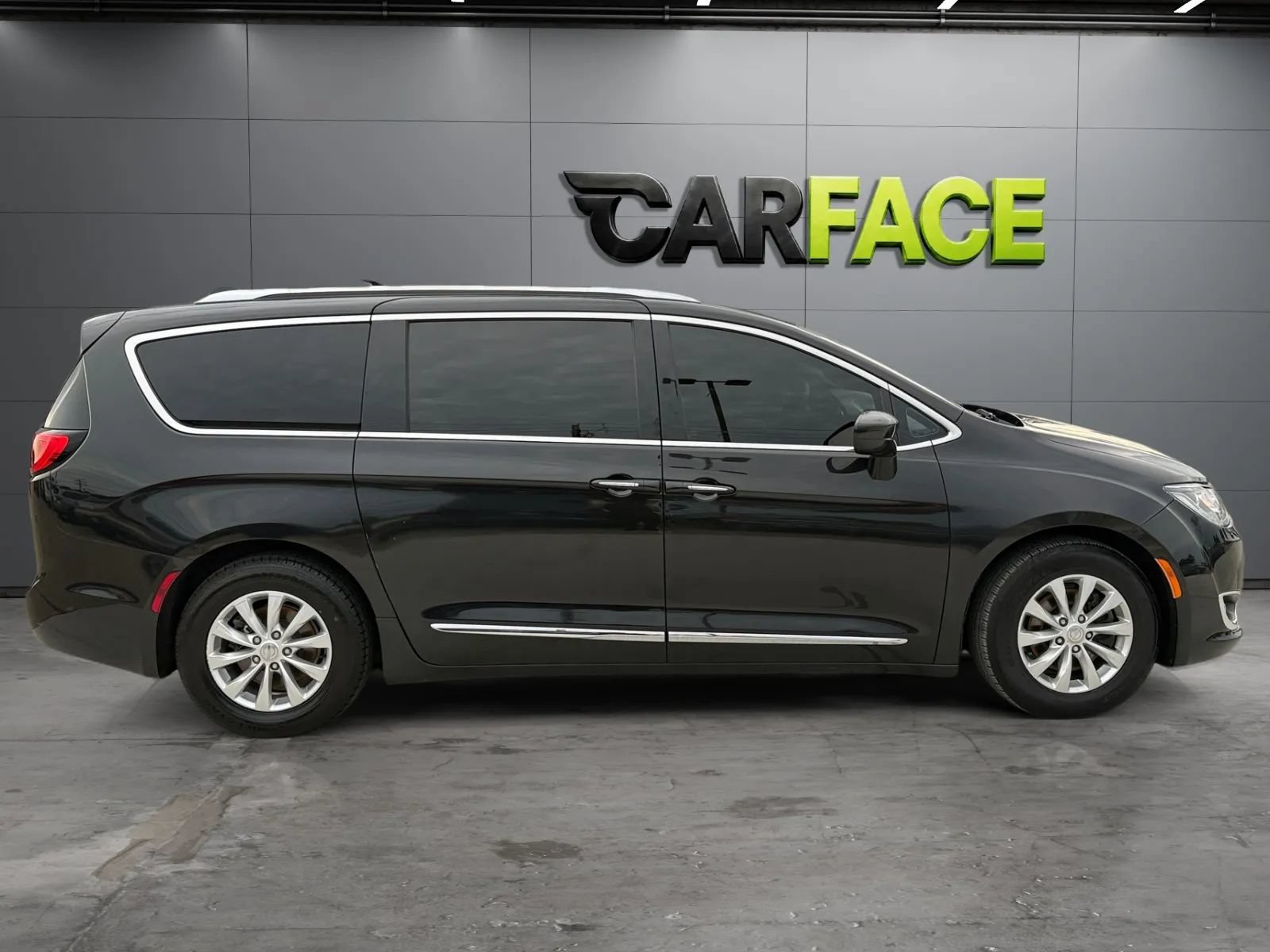 Used 2019 Chrysler Pacifica Touring-L FWD image 14