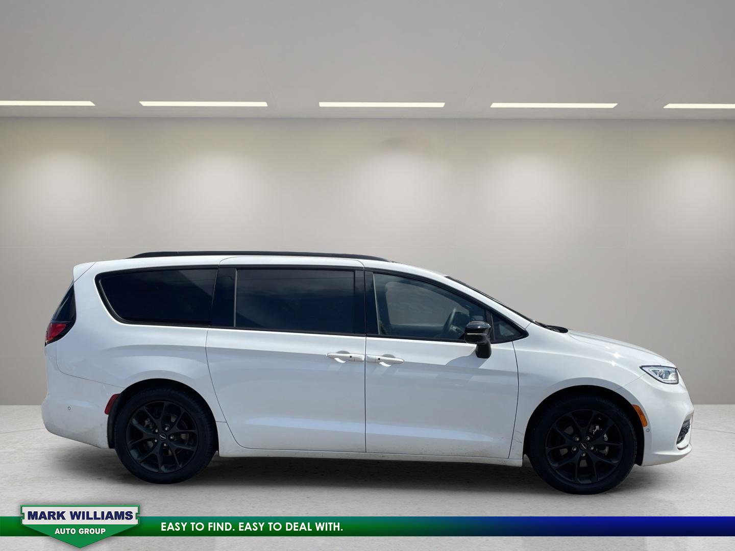 Used 2024 Chrysler Pacifica Limited w/ S Appearance Package image 2