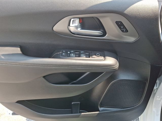 Used 2025 Chrysler Pacifica Select FWD image 12