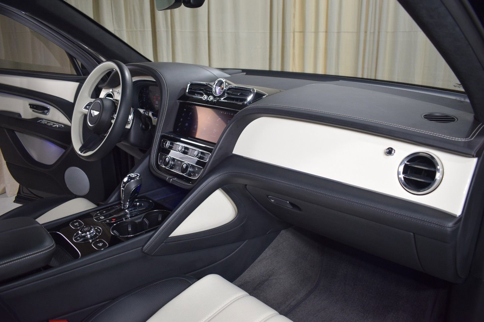 Certified 2024 Bentley Bentayga AWD/4WD image 24