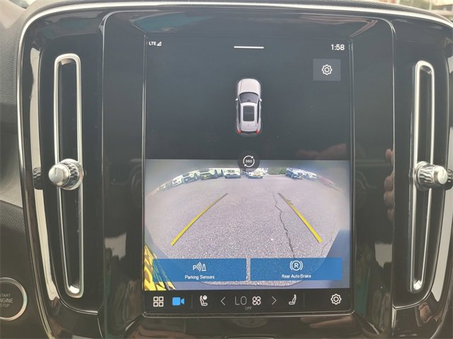 Used 2023 Volvo XC40 B5 Plus image 22