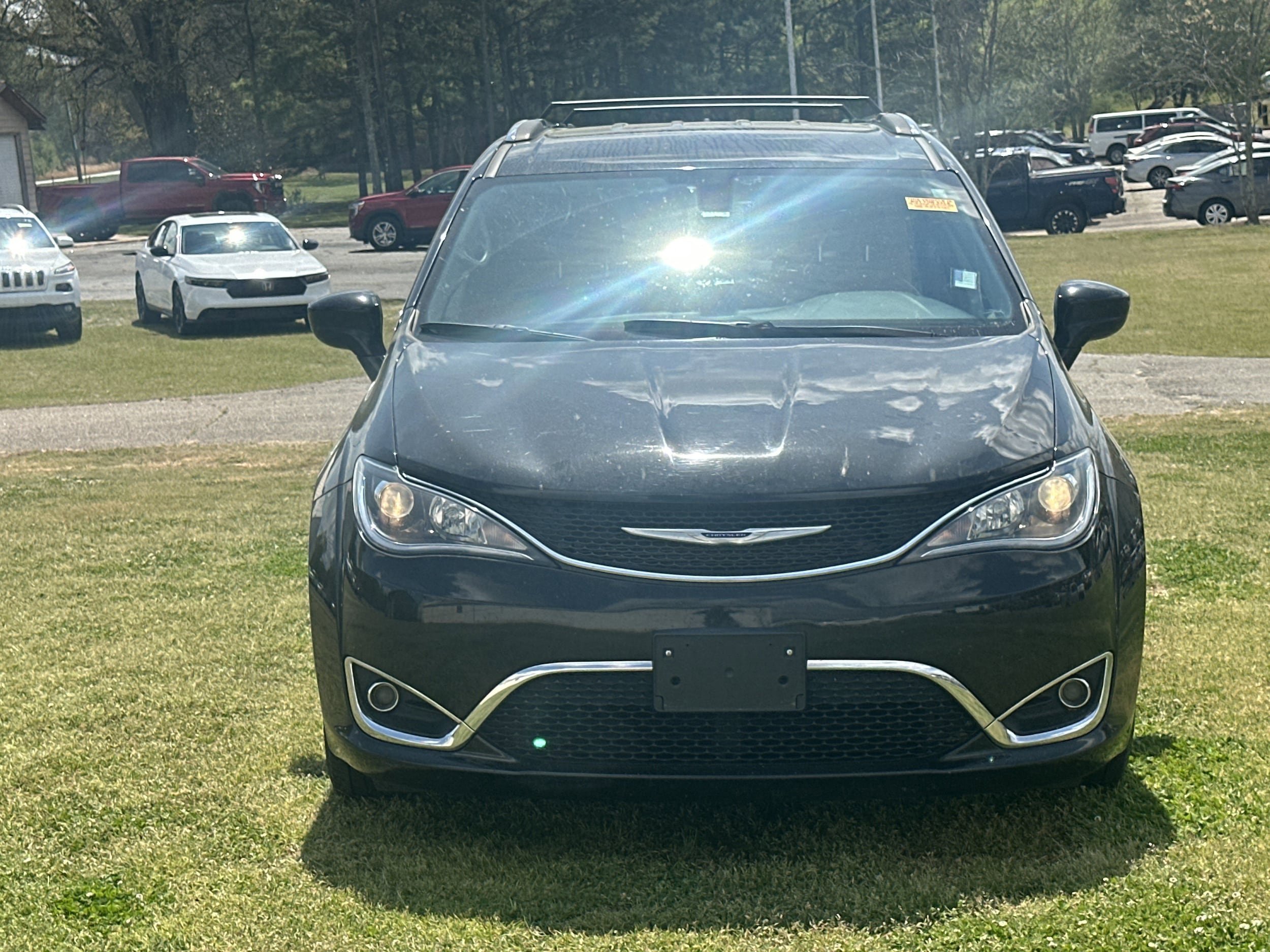 Used 2020 Chrysler Pacifica Touring-L FWD image 2