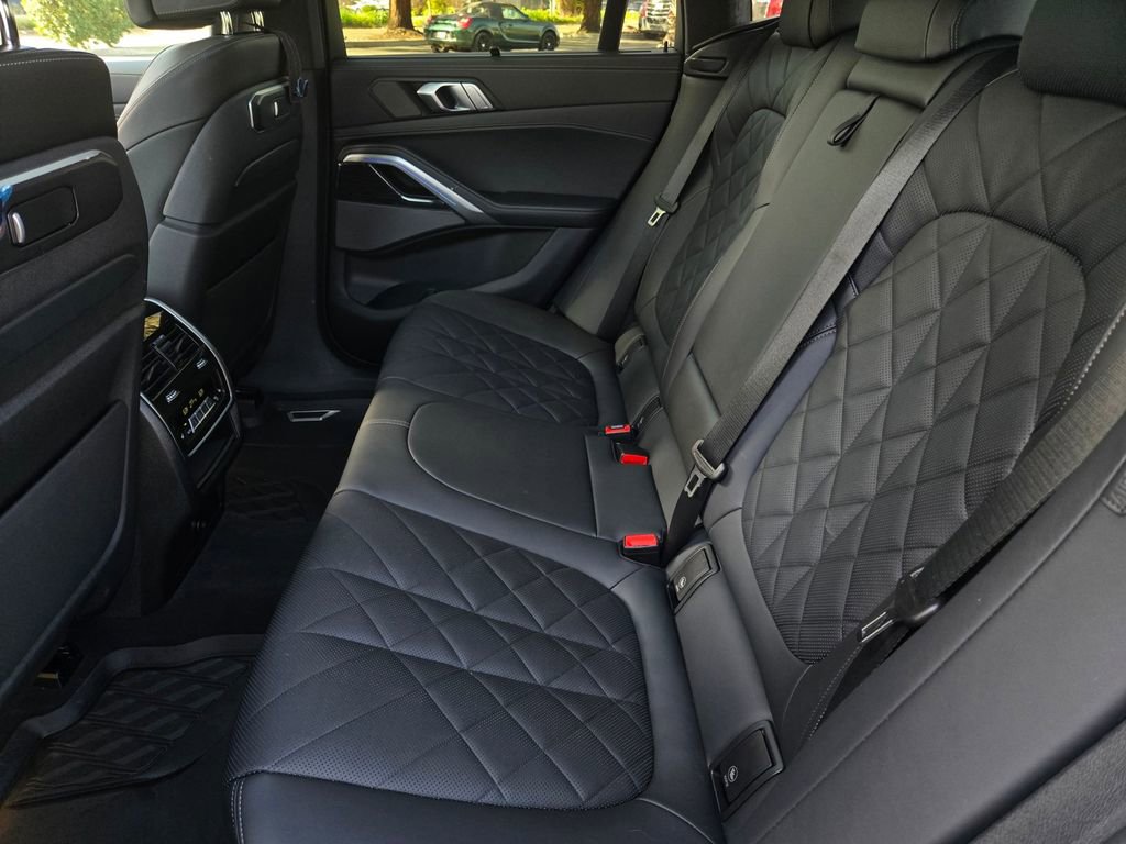 Used 2024 BMW X6 xDrive40i w/ Executive Package image 14