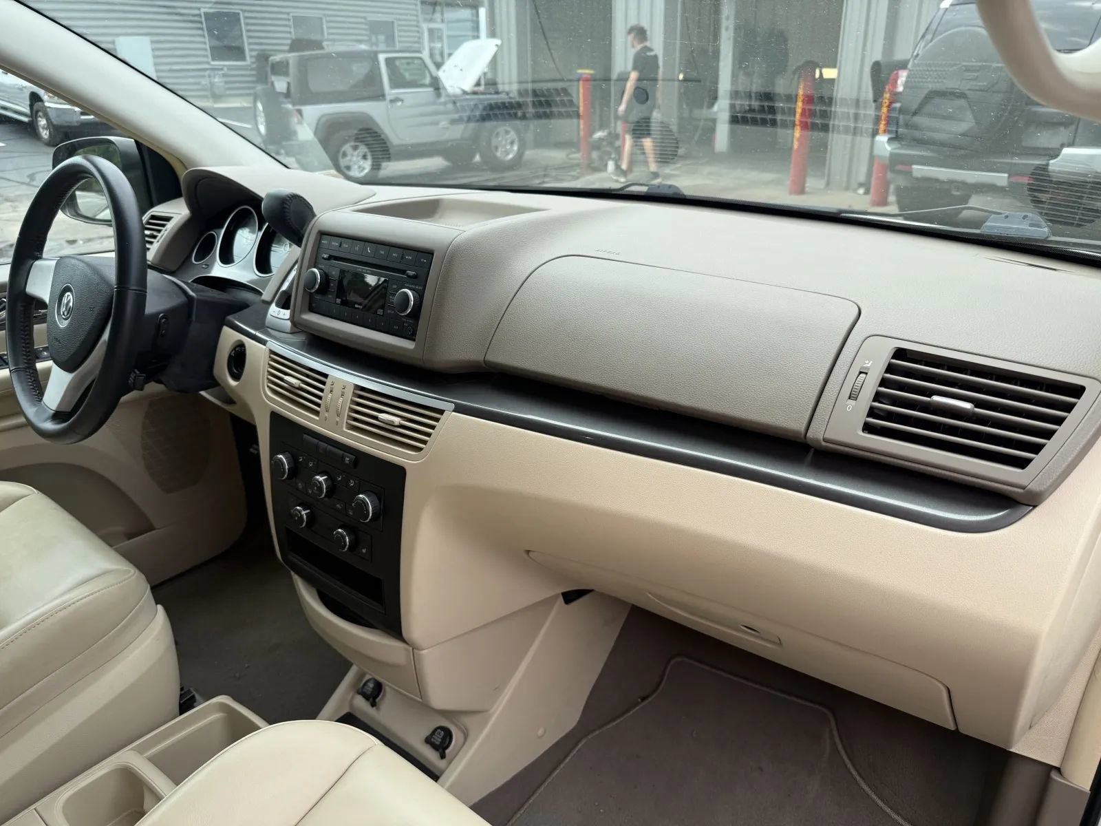 Used 2010 Volkswagen Routan SE FWD image 14